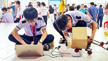 Lập trình lại để rô-bốt đạt kết quả tốt hơn trong trận kế tiếp.