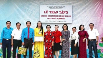 Cô giáo Nguyễn Thị Minh Tâm (trong ảnh: thứ 4 từ trái sang) nhận bằng khen của Bộ trưởng Giáo dục và Đào tạo (Ảnh: Bộ Giáo dục và Đào tạo)