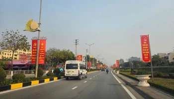 Nhiều tuyến đường trung tâm thành phố Vĩnh Yên được trang trí đón Tết.