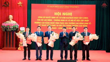 Phó Chủ tịch Ủy ban nhân dân tỉnh Nguyễn Khắc Hiếu trao các quyết định bổ nhiệm Hiệu trưởng, Phó Hiệu trưởng.