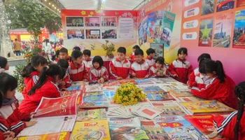 Học sinh Trường tiểu học Đồng Tâm, thành phố Vĩnh Yên hào hứng xem báo Tết.