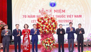 Lãnh đạo tỉnh Vĩnh Phúc chúc mừng ngành y tế.