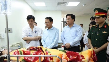 Lãnh đạo tỉnh Vĩnh Phúc động viên các nạn nhân vụ tai nạn.