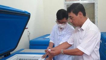 Cán bộ Trung tâm Kiểm soát dịch bệnh tỉnh kiểm tra vắc xin phòng Covid-19.