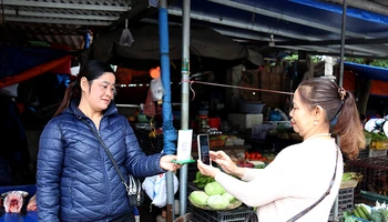 Sử dụng mã QR thanh toán không dùng tiền mặt. 