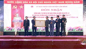 Lãnh đạo Ủy ban nhân dân tỉnh Tuyên Quang trao Bằng chứng nhận di sản cho lãnh đạo huyện Lâm Bình và lãnh đạo Ủy ban nhân dân thị trấn Lăng Can. 