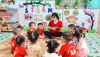 Giờ học của cô và trò tại Trường mầm non Xuân Vân, huyện Yên Sơn (Tuyên Quang).