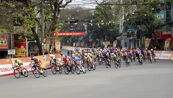 Các vận động viên thi đấu quyết liệt. 