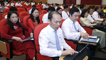 Đại biểu Hội đồng nhân dân tỉnh Tuyên Quang biểu quyết thông qua các nghị quyết.