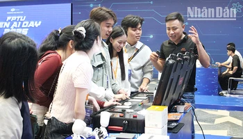 Nhiều người trải nghiệm các sản phẩm công nghệ AI.