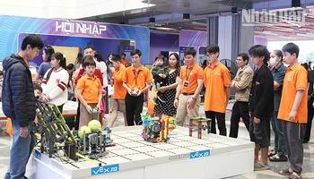 Học sinh trải nghiệm Robot VEX IQ.