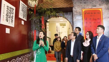 Các đại biểu tham quan trưng bày cổ vật, hiện vật tiêu biểu thời Lý-Trần. Ảnh: THU THỦY
