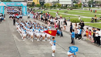 Các đội chạy tập thể xuất phát.