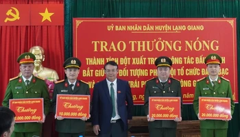 Đại diện các đơn vị tham gia phá án đón nhận thưởng nóng của Chủ tịch Ủy ban nhân dân huyện Lạng Giang.