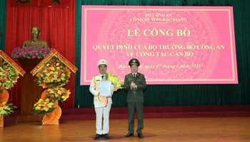 Thừa ủy quyền của Bộ trưởng Công an, Đại tá Nguyễn Quang Vinh, Giám đốc Công an tỉnh Bắc Giang trao Quyết định bổ nhiệm Phó Giám đốc Công an tỉnh cho Thượng tá Nguyễn Thế Tuấn.