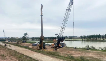 Thi công xây dựng cầu Cẩm Lý.
