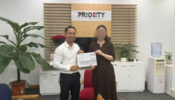 Anh Phạm Văn Xuân hoàn thành giao dịch chuyển tiền lại cho đại diện Công ty.
