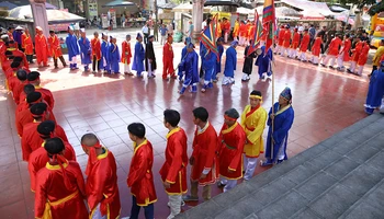 Kéo chữ “Thiên Hạ Thái Bình” tục lệ độc đáo tại lễ hội Tiên Lục.