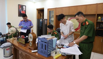 Cơ quan Cảnh sát điều tra Công an tỉnh Bắc Giang khám xét tại phòng làm việc của Ngô Duy Lượng.