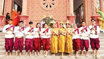 Các bạn trẻ người Khmer tự hào với trang phục truyền thống của dân tộc mình.