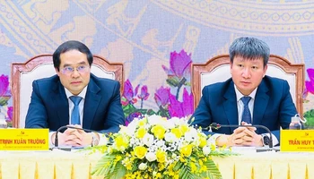 Bí thư Tỉnh ủy Lào Cai và Bí thư Tỉnh ủy Yên Bái chủ trì buổi làm việc. (Ảnh: THANH SƠN) 