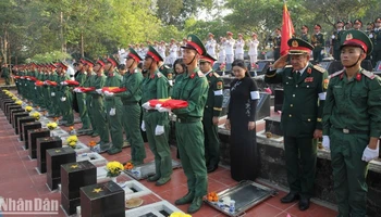 Truy điệu, an táng 17 hài cốt liệt sĩ tại nghĩa trang liệt sĩ tỉnh Bình Phước.