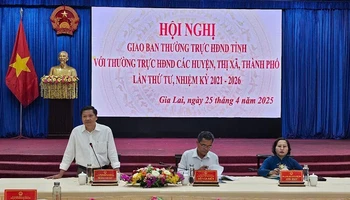Các đồng chí chủ trì hội nghị.