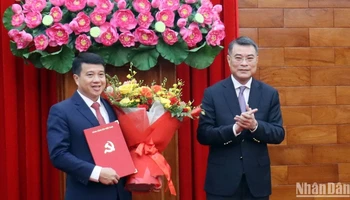 Đồng chí Lê Minh Hưng tặng hoa chúc mừng đồng chí tân Bí thư Tỉnh ủy Lâm Đồng Y Thanh Hà Niê Kđăm.