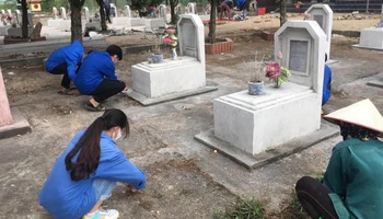 Phần mộ của các thanh niên hy sinh luôn được thế hệ trẻ chăm sóc.