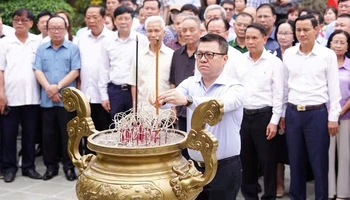 Đồng chí Lê Quốc Minh, lãnh đạo Hội Nhà báo Việt Nam và lãnh đạo tỉnh Thái Nguyên dâng hương tưởng niệm Chủ tịch Hồ Chí Minh, người thầy của Báo chí cách mạng Việt Nam tại ATK Định Hóa.