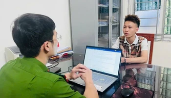 Đối tượng Đặng Duy Hưng tại cơ quan điều tra.