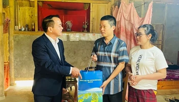 Phó Chủ tịch Ủy ban nhân dân huyện Yên Bình Lã Tuấn Hưng trao quà và động viên hộ gia đình anh Đỗ Văn Khương, xã Xuân Lai đã di dời nhà ở nhường đất cho dự án đường điện 500kV.