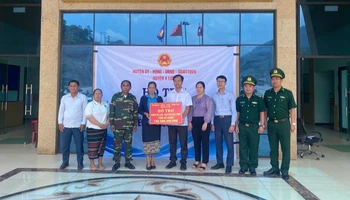 Lãnh đạo huyện miền núi A Lưới chia sẻ khó khăn với đồng bào Lào anh em ở bên kia biên giới.