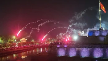 Hỏa pháo bay lệch quỹ đạo rơi vào đám đông.