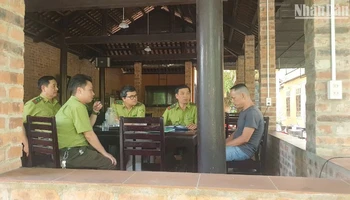 Tổ kiểm lâm kiểm tra quán cà phê chim ở 43 Minh Mạng khi chủ quán lên mạng xã hội kêu gọi khách cà-phê đến quán để nghe chim hót.