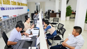 Cán bộ Trung tâm Phục vụ hành chính công tỉnh Ninh Thuận giải quyết thủ tục hành chính cho người dân. (Ảnh NGUYỄN TRUNG)