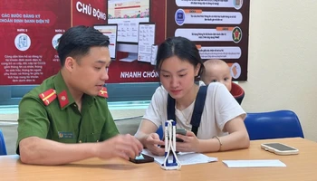 Công an xã Vạn Hòa, thành phố Lào Cai hướng dẫn thủ tục hành chính cho người dân.