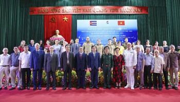 Các đại biểu tham dự chương trình chụp ảnh kỷ niệm (Ảnh: Đinh Hòa/VUFO)