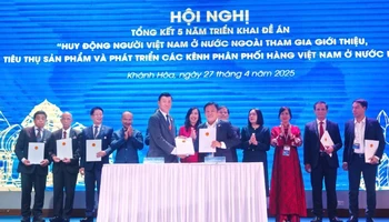Đại diện các doanh nghiệp và hiệp hội của Việt Nam và người Việt Nam ở nước ngoài ký kết bản ghi nhớ hợp tác trong các lĩnh vực. (Ảnh: Ủy ban người Việt Nam tại nước ngoài)