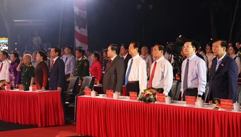 Chủ tịch Quốc hội và các đồng chí lãnh đạo, nguyên lãnh đạo Đảng, Nhà nước dự buổi lễ.