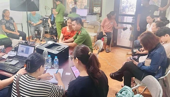 Hỗ trợ điện thoại thông minh giúp người dân tiếp cận các dịch vụ trực tuyến, định danh điện tử. (Trong ảnh: Công an thành phố Bắc Kạn hướng dẫn người dân cài đặt, kích hoạt tài khoản định danh điện tử).