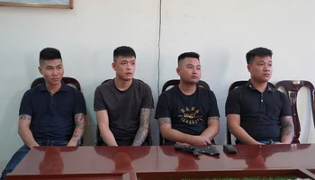 Các đối tượng ra trình diện tại Công an tỉnh Bắc Kạn. (Ảnh: THÙY DƯƠNG)