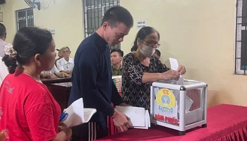 Cử tri huyện Chợ Đồn bỏ phiếu ý kiến đóng góp về đề án sắp xếp, sáp nhập, đổi tên thôn, tổ dân phố năm 2024. (Ảnh: NÔNG ĐUỔNG)