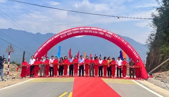 Các đại biểu cắt băng khánh thành. (Ảnh: TUẤN SƠN).