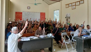Cử tri xã Yên Phong, huyện Chợ Đồn, biểu quyết nhất trí cao với dự thảo hai đề án. (Ảnh: NÔNG VUI)