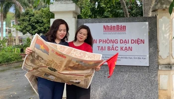 Checkin với phụ san đặc biệt trước cổng Văn phòng đại diện Báo Nhân Dân tại Bắc Kạn. (Ảnh: HOÀNG XUÂN, Sở Y tế Bắc Kạn)