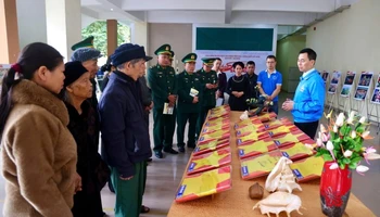 Triển lãm trưng bày nhiều ảnh và hiện vật ca ngợi vẻ đẹp Tổ quốc, chủ quyền lãnh thổ.