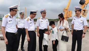 Chị Thùy Dương và các con nơi cầu cảng.