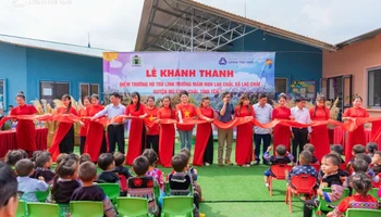Lễ cắt băng khánh thành điểm trường Hú Trù Lình.