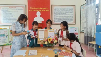 Cô giáo và các em học sinh ở Ninh Bình viết thư cho bộ đội hải quân.